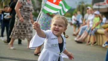 Ради женщин мужчины создавали более комфортную среду обитания, изобретали орудия труда, корабли, машины, самолеты, совершали подвиги и воспевали их в поэмах, пишет колумнист Алексей Ломия