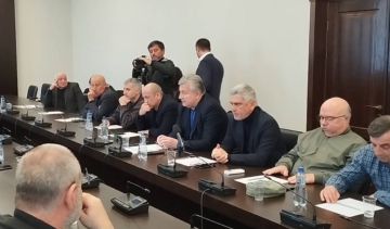 В парламентском комитете по государственно-правовой политике проходит слушания по вопросу лишения гражданства РФ депутата Кана Кварчия и общественного деятеля Левана Микаа, а также запрета на въезд в Россию музыканту...