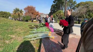 Руководители страны возложили цветы к Мемориалу погибшим в Отечественной войне народа Абхазии в в Парке Славы