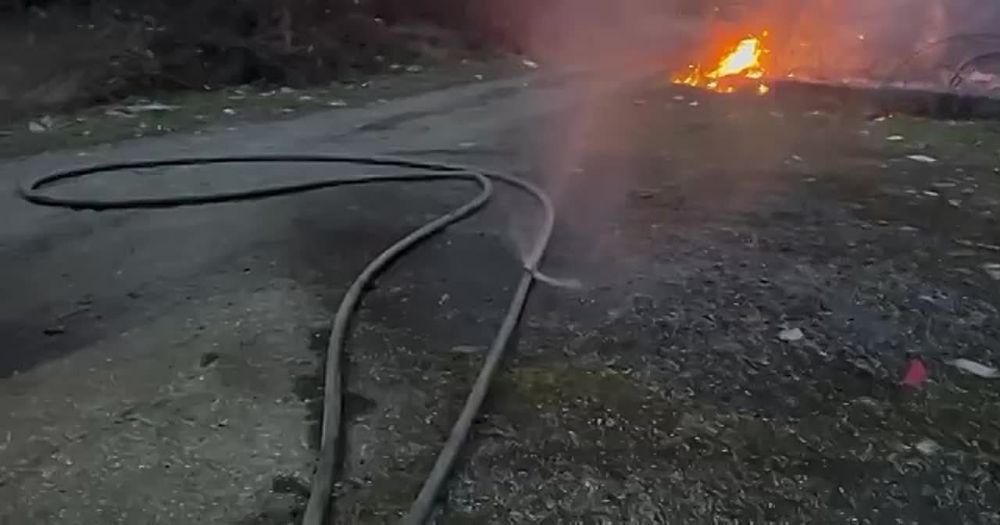 Пожар разгорелся в селе Нижняя Эшера, недалеко от бывшей спортбазы, сообщил Sputnik начальник ПСО по Сухуму и Сухумскому району Темур Квициния