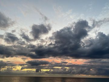 Во вторник, 18 марта, ожидается облачная погода с прояснениями, временами дождь разной интенсивности, местами возможны туман, гроза