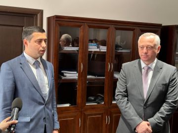 Президент Бадра Гунба представил коллективу нового министра экономики Теймураза Миквабия