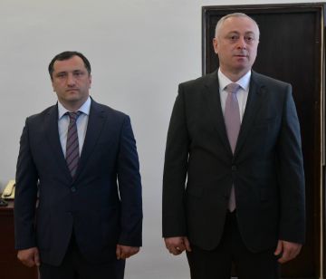 Бадра Гунба представил коллективу Министерства по налогам и сборам нового руководителя Эдгара Бения