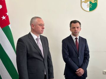 Президент Бадра Гунба представил коллективу министерства финансов нового главу ведомства Саида Губаз