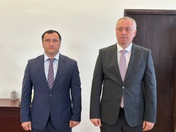 Президент Бадра Гунба представил коллективу министерства по налогам и сборам нового руководителя Эдгара Бения