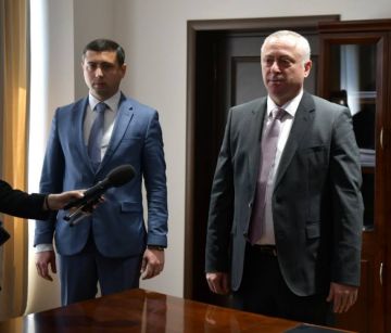 Нового руководителя Минэкономики Абхазии Теймураза Миквабия представил коллективу президент Бадра Гунба