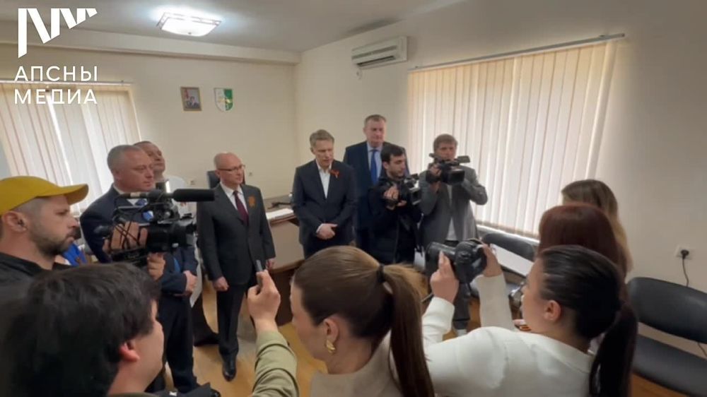 Президент Бадра Гунба, первый заместитель руководителя Администрации Президента России Сергей Кириенко, министр здравоохранения России Михаил Мурашко в сопровождении министра здравоохранения Абхазии Эдуарда Бутба посетили...