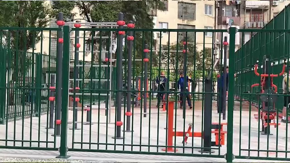 "Раньше мы в футбол на камнях играли, два камня ставили как ворота", — поделились с корреспондентом Sputnik жители Нового района