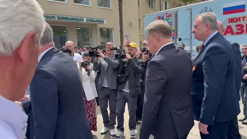 Президент Бадра Гунба, первый заместитель руководителя Администрации Президента России Сергей Кириенко, министр здравоохранения России Михаил Мурашко в сопровождении министра здравоохранения Абхазии Эдуарда Бутба ...