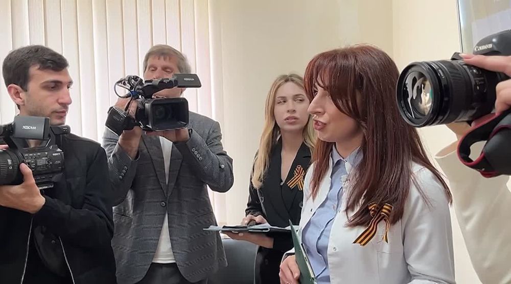 Президент Бадра Гунба и первый замруководителя Администрации Президента России Сергей Кириенко посетили телемедицинский центр при Республиканской больнице в Сухуме