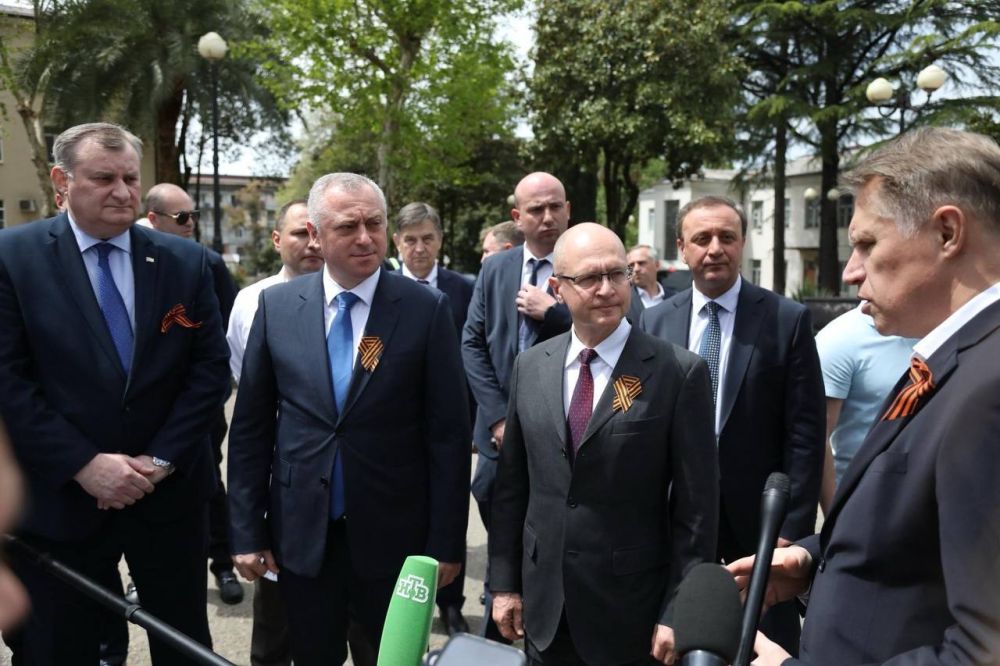 Президент Абхазии Бадра Гунба и первый заместитель руководителя Администрации Президента РФ Сергей Кириенко посетили Республиканскую больницу в Сухуме
