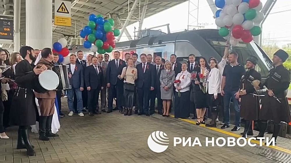 Новый электропоезд "Диоскурия" на 344 места впервые отправился со станции Имеретинский Курорт в Сириусе в Сухум при полной загрузке пассажиров, передает корреспондент РИА Новости