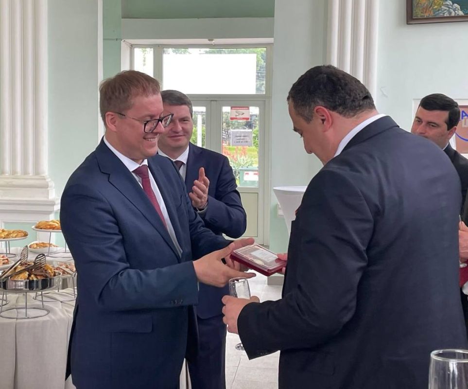 Заместитель генерального директора по вопросам пассажирского комплекса ОАО «Российские железные дороги» (РЖД) Иван Колесников, прибывший в Сухум вместе с первыми пассажирами электропоезда «Диоскурия», вручил генеральному...
