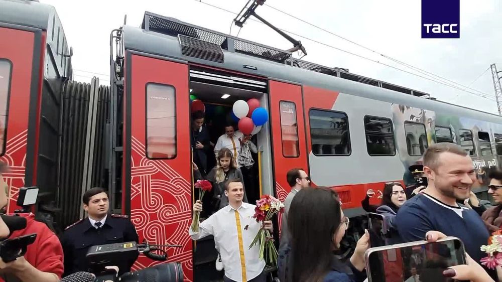 Электропоезд "Диоскурия" торжественно встретили в Сухуме, передает корреспондент ТАСС