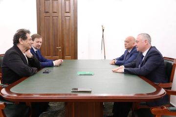 Президент Бадра Гунба встретился с Народным артистом Абхазии и России, ректором Щукинского института Андреем Князевым и замначальника Управления президента РФ по общественным проектам Александром Журавским