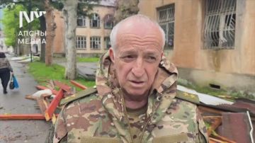 По предварительной информации около 30 деревьев повалил сильный ветер в Ткуарчале, пострадало четыре дома, об этом Апсныпресс сообщил глава МЧС Лев Квициния