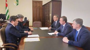 Премьер-министр Владимир Делба принял главу Миссии МККК Чынгыза Райымбекова и его заместителя Бориса Казанба