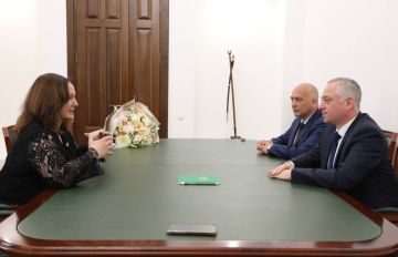 Бадра Гунба провел встречу с заслуженной артисткой России и народной артисткой Абхазии Алисой Гицба