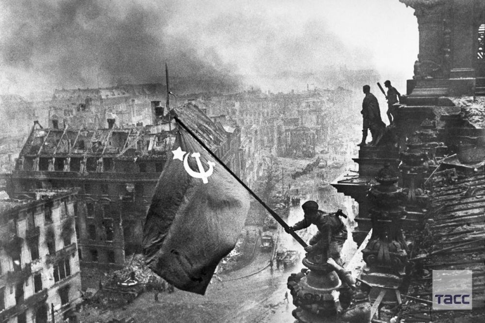 Ровно 80 лет назад, 2 мая 1945 года, советский военный корреспондент Евгений Халдей сделал легендарный снимок "Знамя Победы над Рейхстагом"