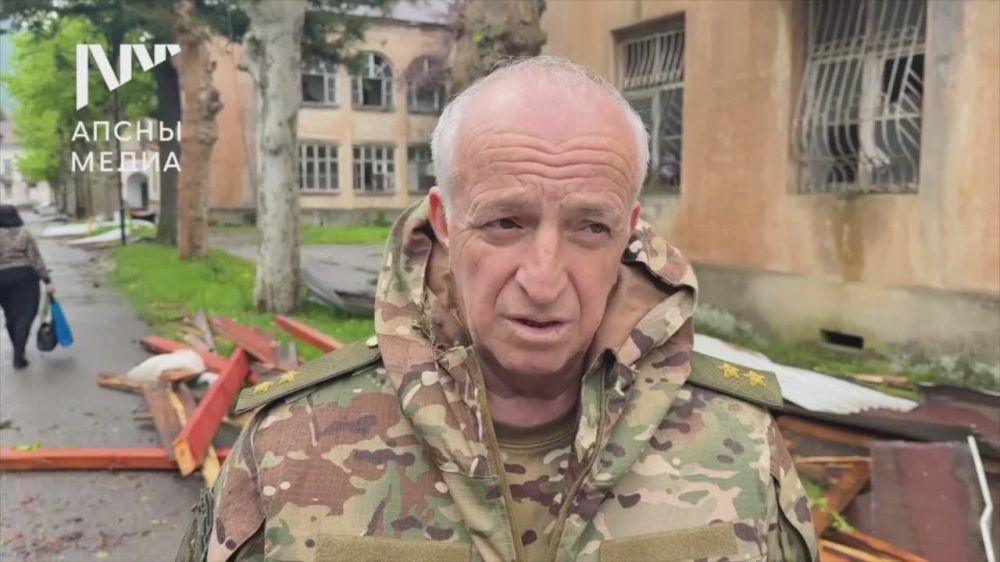 По предварительной информации около 30 деревьев повалил сильный ветер в Ткуарчале, пострадало четыре дома, об этом Апсныпресс сообщил глава МЧС Лев Квициния