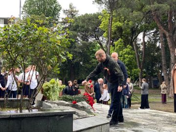 В Сухуме почтили память жертв трагедии в Одессе
