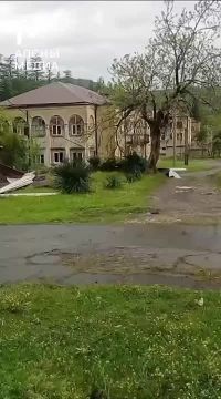 В ночь с 1 на 2 мая на город Ткуарчал обрушился сильный ураган, который нанес значительный ущерб, сообщил Апсныпресс глава администрации Ткуарчалского района Исидор Дочия
