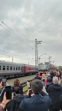 Вспомним, как это было!. 1 мая в Абхазии состоялись два знаковых события: на Сухумский вокзал прибыл электропоезд "Диоскурия" и возобновилось прямое авиасообщение с Россией! Электропоезд связывает Сириус и Сухум и будет...