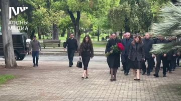 Президент Абхазии Бадра Гунба принял участие в церемонии прощания с Геннадием Цибулько, который погиб в ходе проведения специальной военной операции в районе села Веселое, Курская область. 
