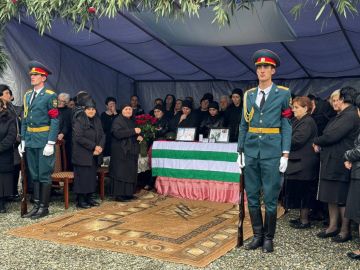 Президент Абхазии Бадра Гунба почтил память добровольца Батала Шакая