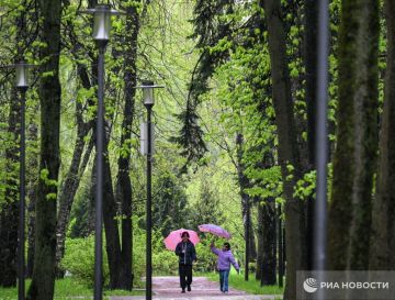 Температура воздуха в Москве вернется в климатическую норму только в середине мая, сообщил РИА Новости Тишковец