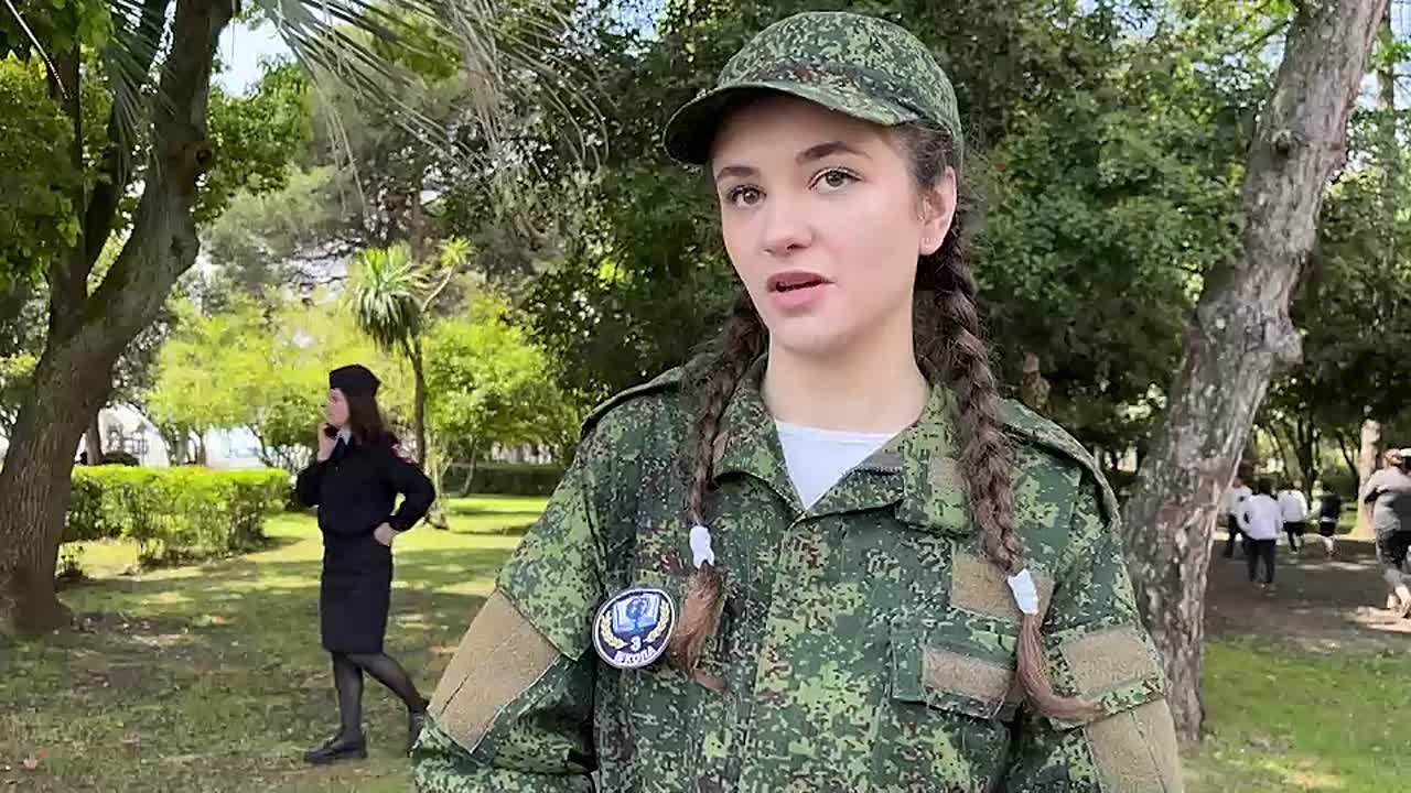 Конкурс смотра строя и песни среди учеников сухумских школ, прошел на набережной Диоскуров