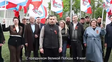 Самую большую копию Знамени Победы развернули на футбольном манеже ЦСКА