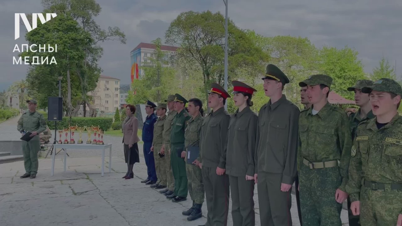 Конкурс учащихся школ Сухума «Смотр строя и песни», приуроченный к 80-ой годовщине Победы в Великой Отечественной войне, проходит на Набережной Диоскуров в Сухуме