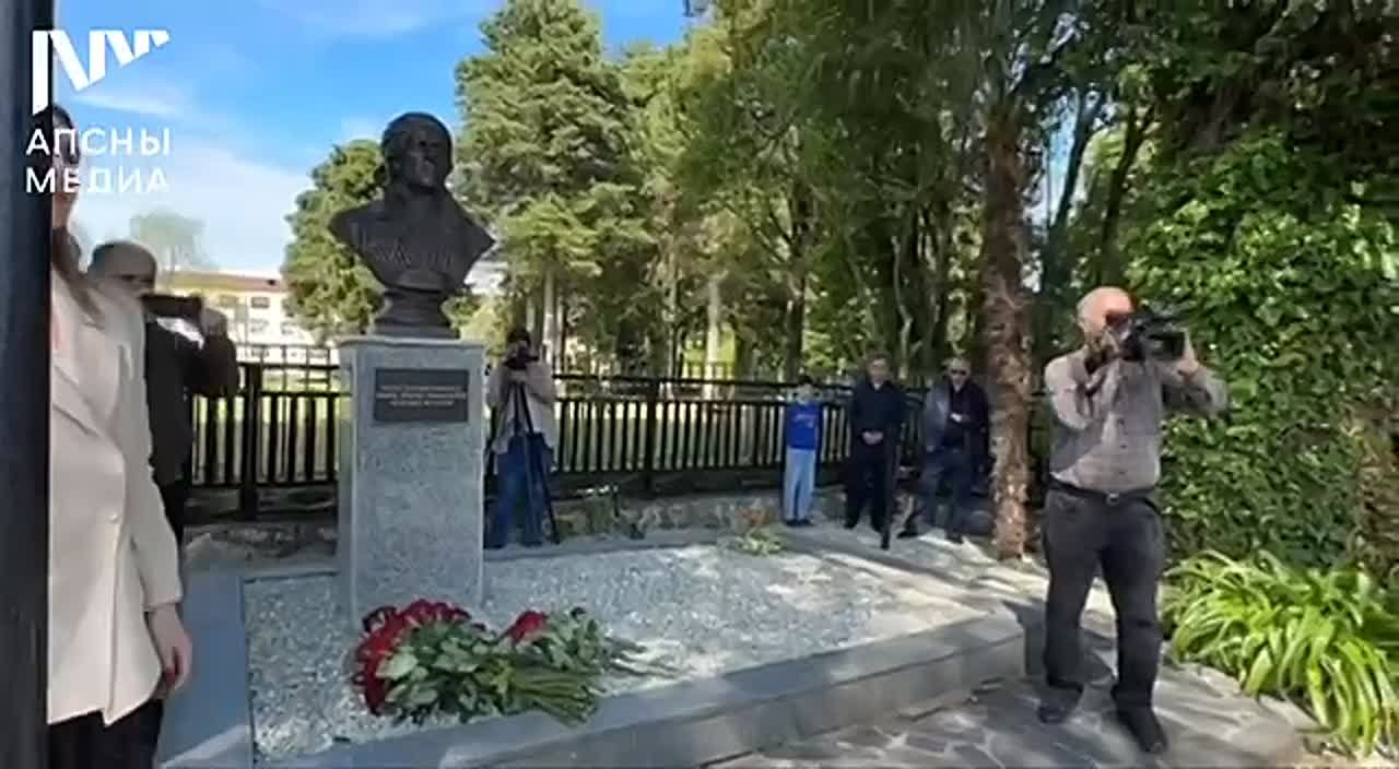 Президент Абхазии Бадра Гунба возложил цветы к могиле Героя Советского Союза Варлама Габлия в селе Тамыш Очамчырского района