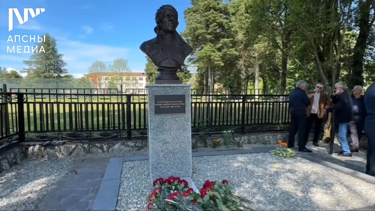 Бадра Гунба возложил цветы к могиле Героя Советского Союза Варлама Габлия в селе Тамыш Очамчырского района