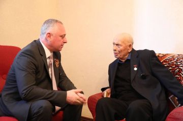 Бадра Гунба поздравил ветерана Алексея Ласурия с 80-летием Победы
