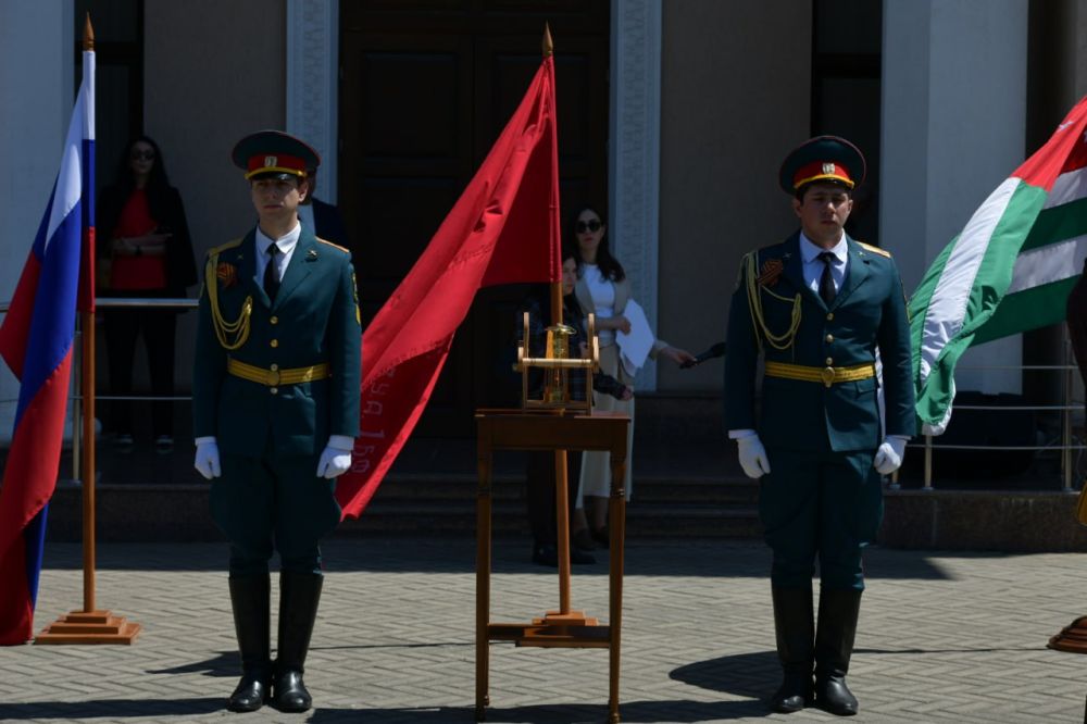 Частичку Вечного огня передали Госмузею Боевой Славы имени Владислава Ардзинба в Сухуме