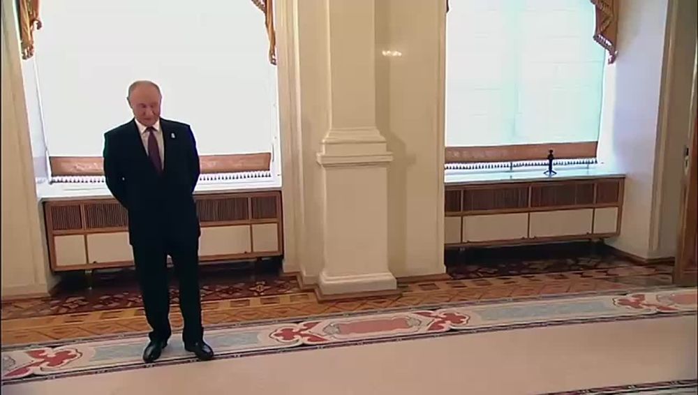 Кадры встречи Президента России В.В. Путина и Президента Абхазии Б.З. Гунба и его супруги