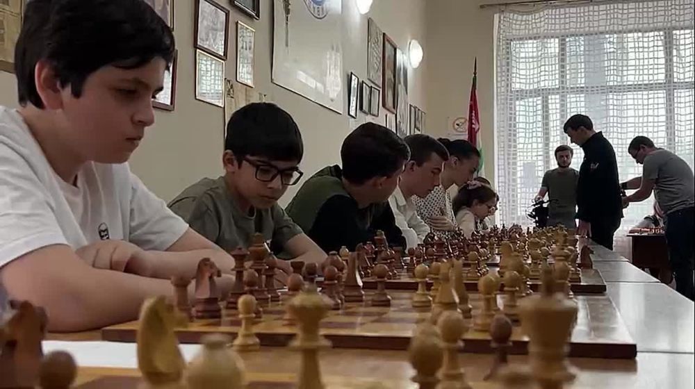 Международный гроссмейстер Сергей Карякин начал сеанс одновременной игры с 14 лучшими юными шахматистами Абхазии