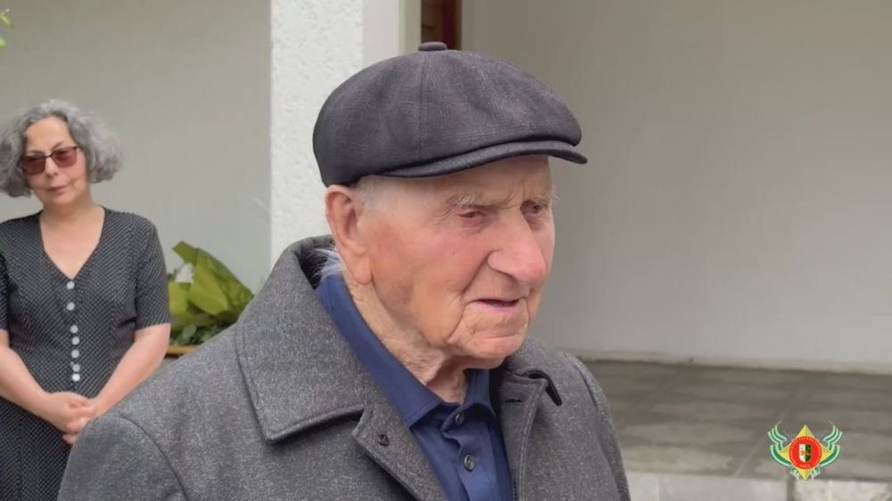 В преддверие праздника 9 мая Вице-премьер Правительства, Министр внутренних дел Роберт Киут поздравил с 80-летием Победы в Великой Отечественной войне ветерана Илью Христианова