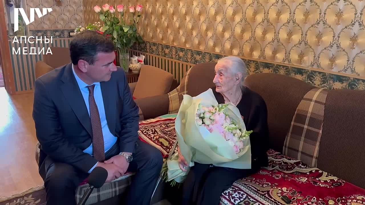 Вице-президент Беслан Бигвава поздравил ветерана войны Елену Водзинскую с 80-летием Победы в Великой Отечественной войне