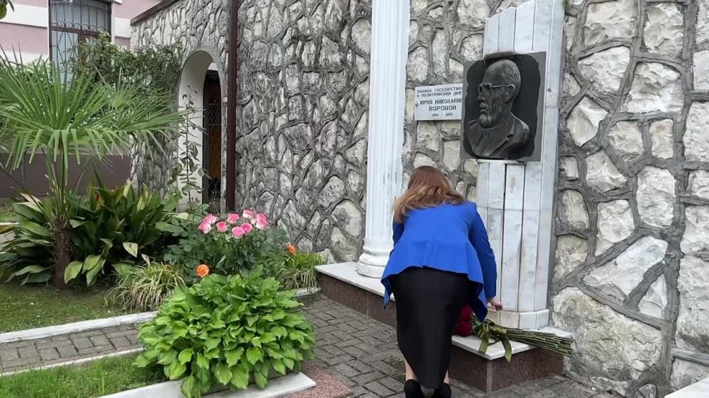 Церемония возложения цветов к памятнику абхазскому ученому и политическому деятелю Юрию Воронову прошла в Сухуме