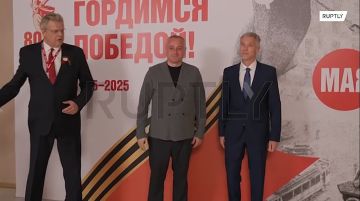 «Спасибо большое»: президент Абхазии Бадра Гунба прилетел в Москву, ему также вручили копию газеты «Правда» от 10 мая 1945 года