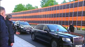 Бадра Гунба с супругой приехал в Кремлевский дворец на официальный прием от имени Президента России Владимира Путина для глав иностранных делегаций, участвующих в мероприятиях в честь 80-летия Победы