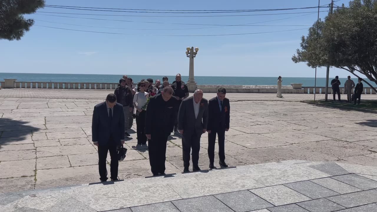 Делегация Народного фронта возложила цветы к памятнику Неизвестному солдату