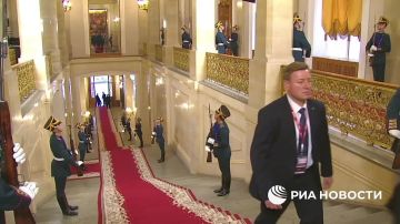 Зарубежные лидеры приезжают в Кремль, где состоится обед от имени президента РФ Владимира Путина в честь иностранных гостей
