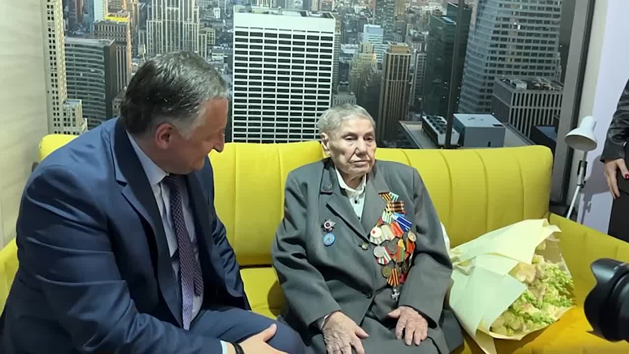 Глава Администрации президента Абхазии Беслан Эшба поздравил с 80-летием Победы ветерана Великой Отечественной войны Нонну Дорофееву
