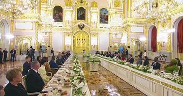 Россия выступает за равенство и справедливость, утверждение высоких идеалов дружбы и добрососедства, равную и неделимую безопасность для всех, заявил Владимир Путин, обращаясь к иностранным гостям на торжественном обеде от...