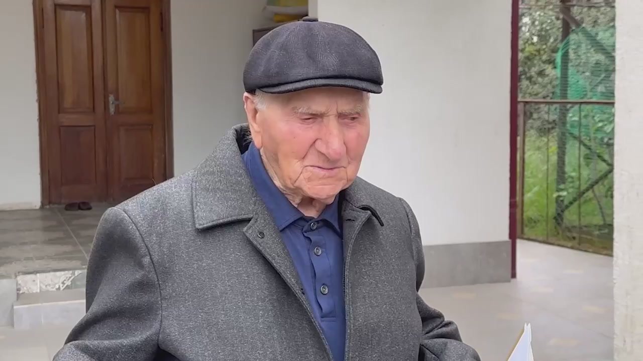 В преддверие праздника 9 мая Вице-премьер Правительства Министр внутренних дел Роберт Киут поздравил с 80-летием Победы в Великой Отечественной войне ветерана Илью Христианова