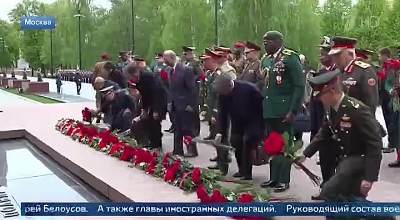 В Александровском саду в Москве в преддверии 80-летия Великой Победы возложили цветы к Могиле Неизвестного Солдата